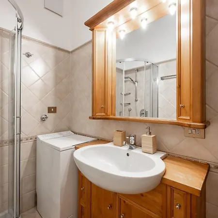Lovely 2 Bedroom Flat In Corso Italia With Parking 아파트 코르티나 담페조